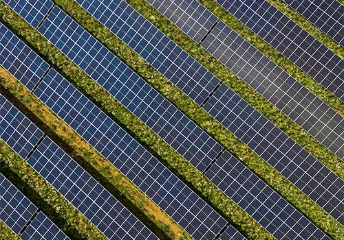 500KW hibridni sončni sistem za shranjevanje s ploščami HJT 700W in litijevo baterijo